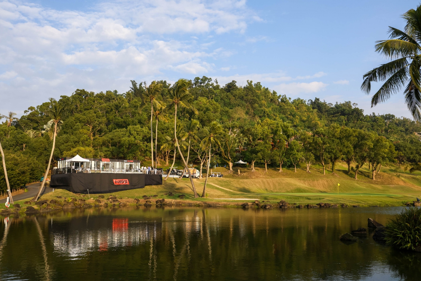 賽事職業規格辦理，觀賞環境也是高規格，18洞果嶺旁設有VIP包廂觀看球賽(KBS公開賽提供)