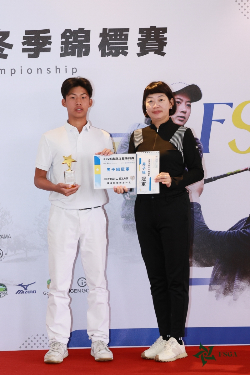 選手家長劉媽媽頒男子組冠軍獎盃給田佾弘(鍾豐榮攝影)