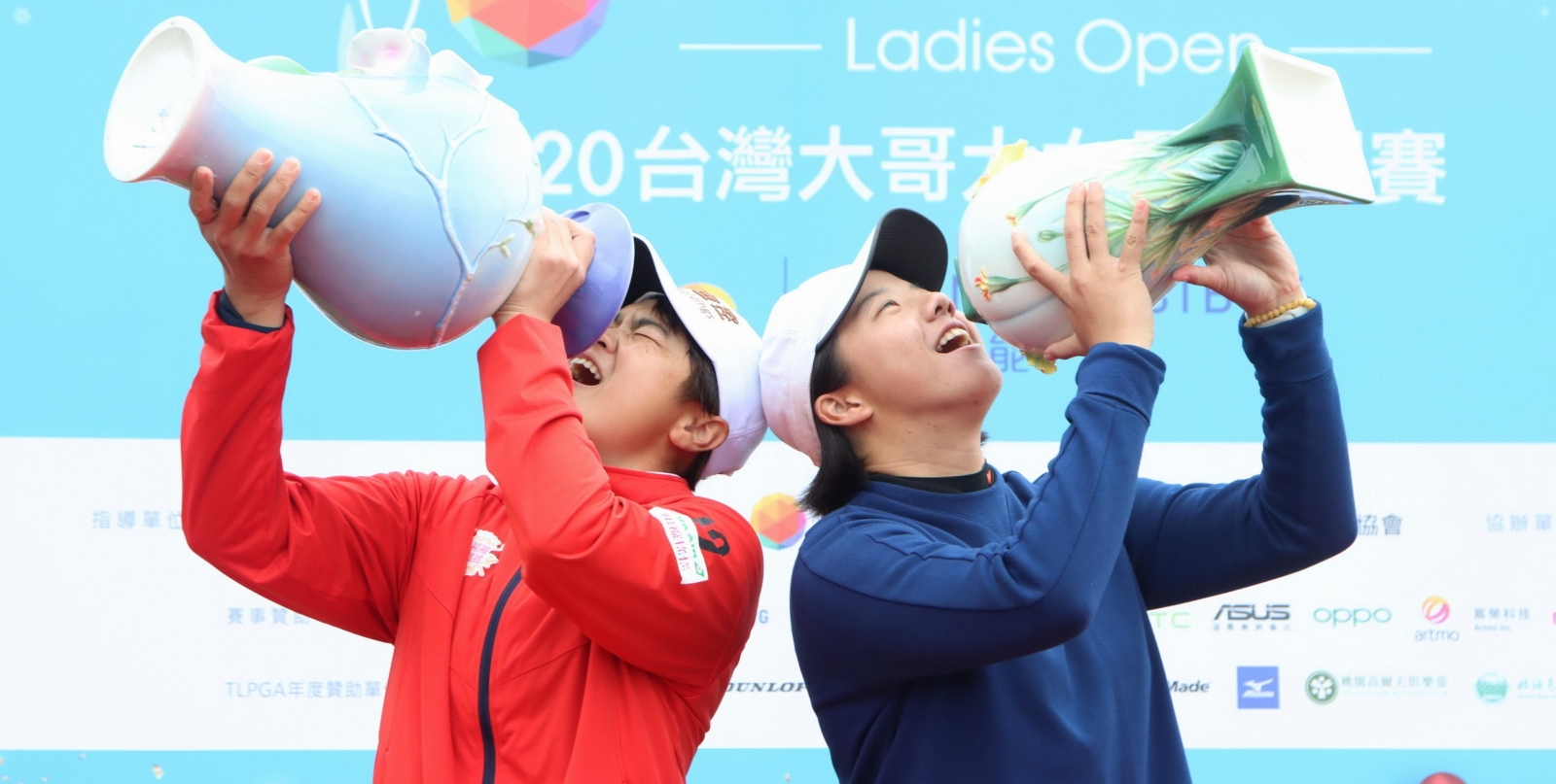錢珮芸(左)拿下台灣大哥大女子公開賽冠軍，張雅淳則是表現最佳的業餘選手