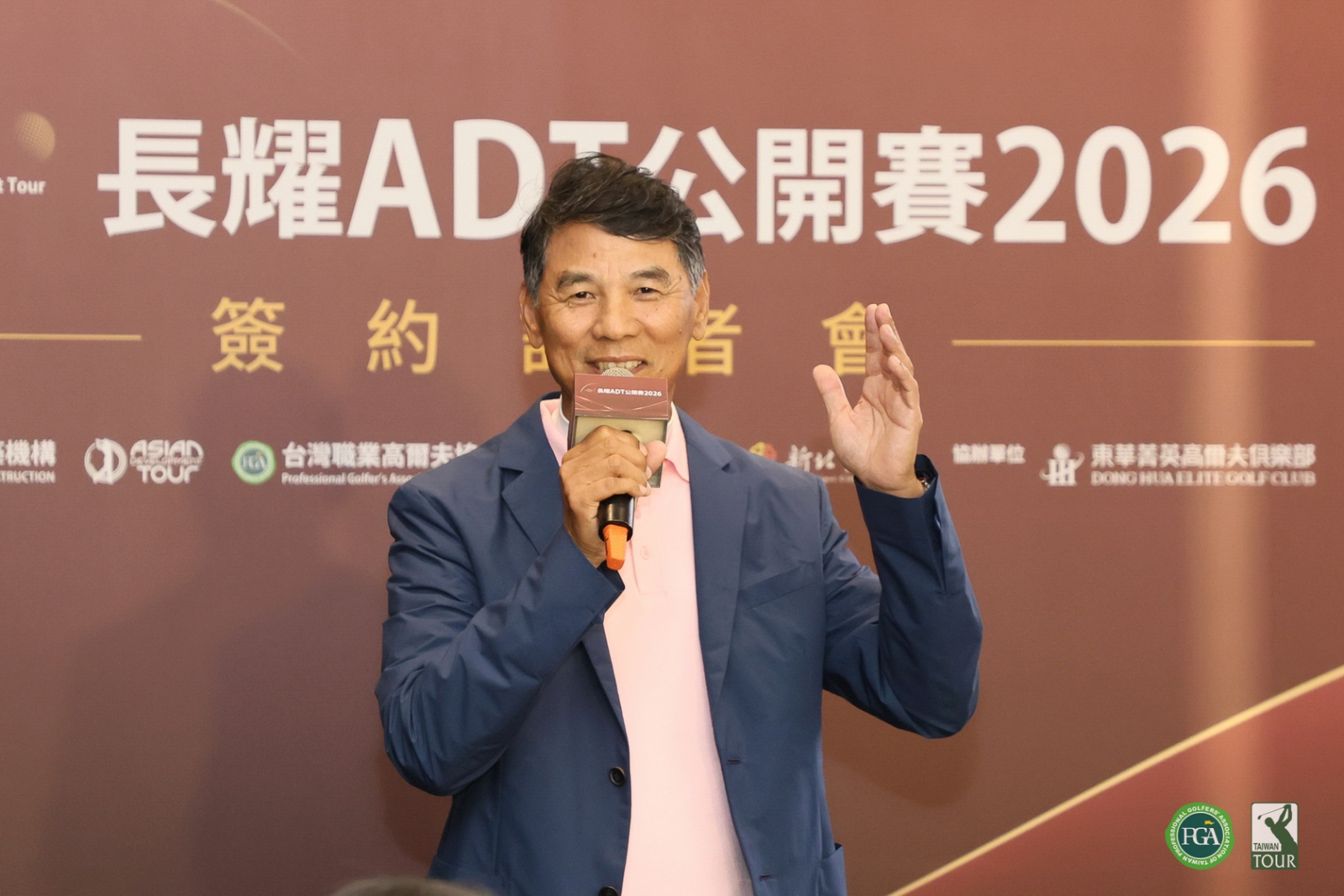 長耀建築機構董事長謝建國出身籃球國手，27 歲自飛駝隊退役，由房產業基層做起，建立起今天的成就，也因著這項出身背景，格外理解運動員的需求，對於運動相當提倡，同時也希望藉由自己的見證，讓運動員建立起自信，勇於開創自己的天空。(鍾豐榮攝)