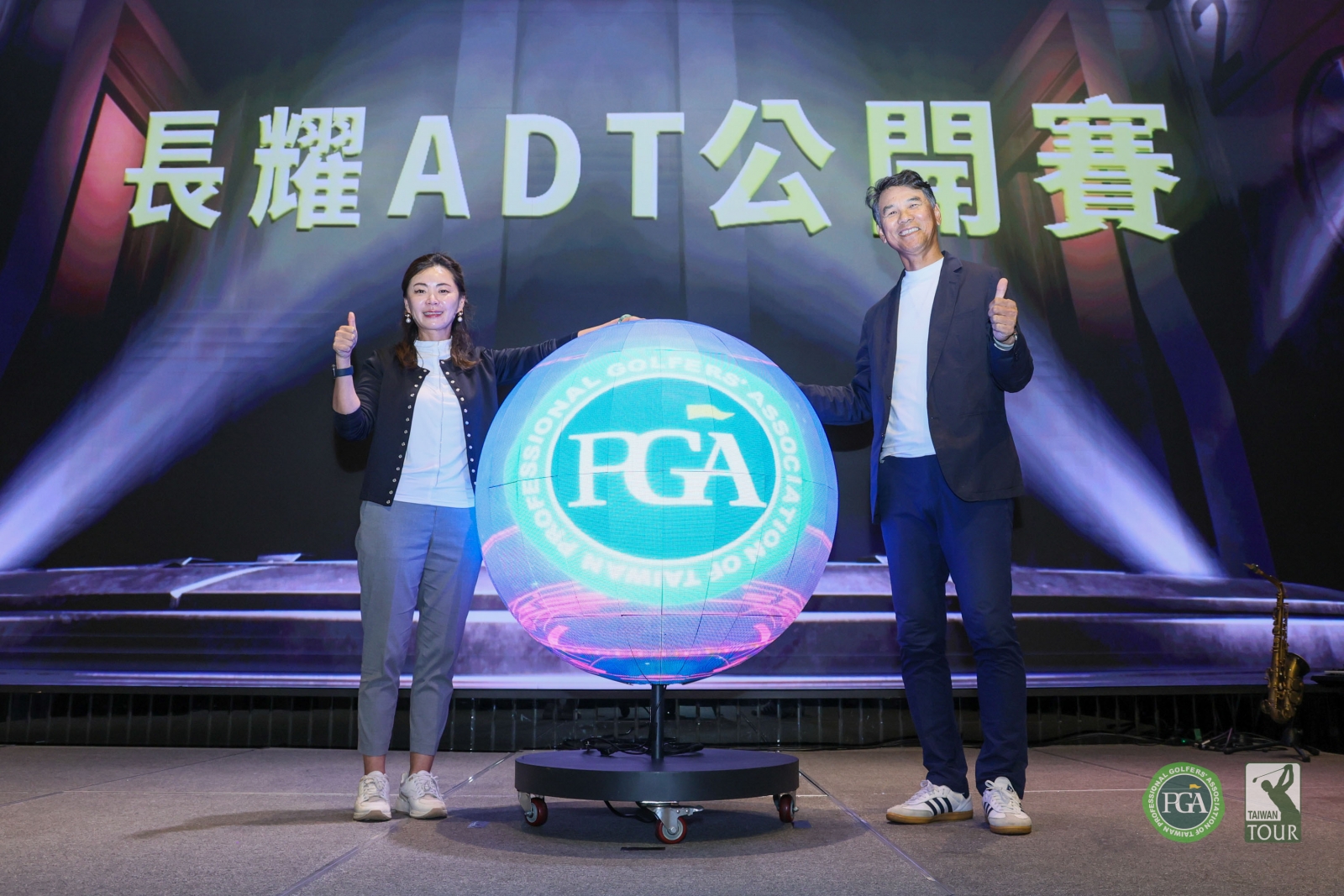 長耀建築機構長期贊助台灣運動賽事，今年首度將參與職業高爾夫領域，由長耀董事長謝建國(右)及總經理陳秀錦為長耀ADT公開賽點燈揭幕(TPGA_林聖凱攝)