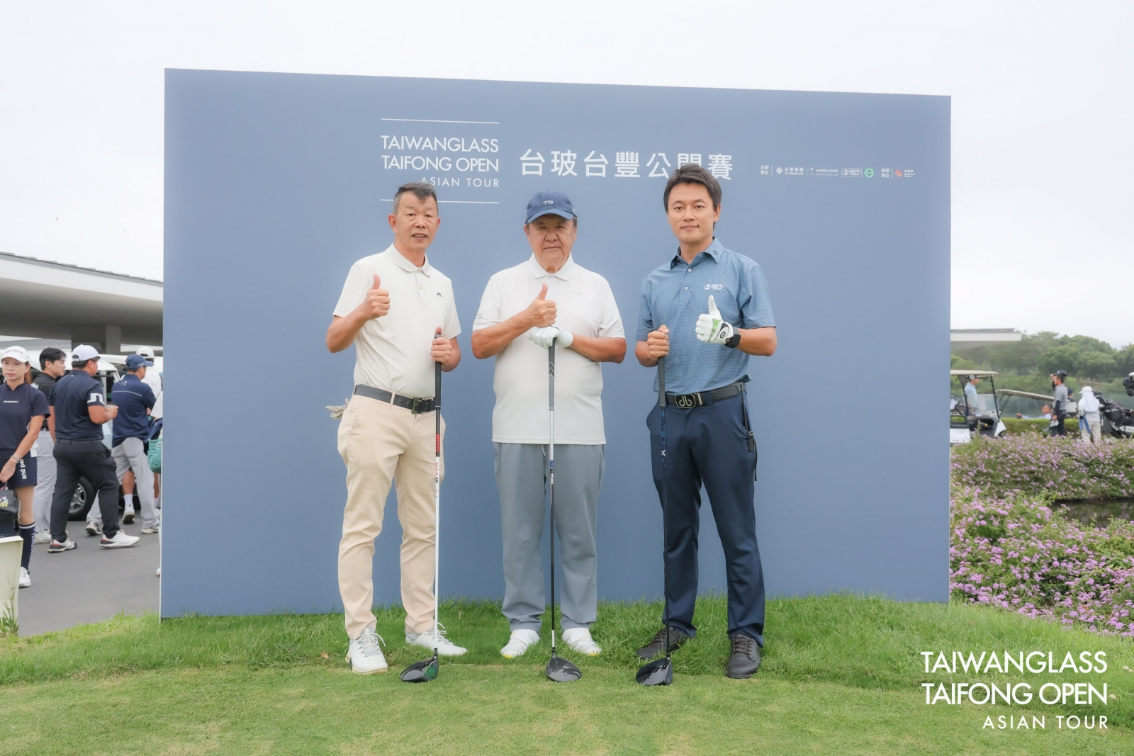 開球儀式_台玻集團總裁暨台豐高爾夫俱樂部董事長林伯實(中)、TPGA理事長陳榮興(左)、亜巡賽賽事總監Krirkchai Boonprasert (右)(台豐球場提供_葉勇宏攝)
