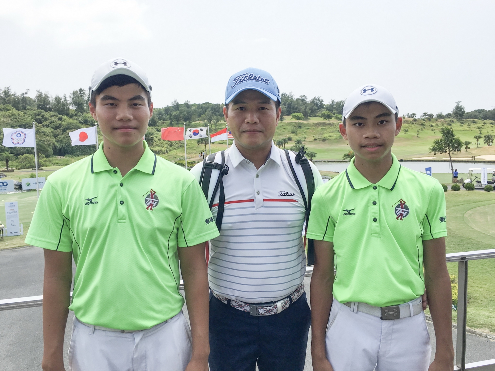 陳爸爸帶著哥哥陳霆宇(左)與弟弟陳佑宇(右)來比賽。