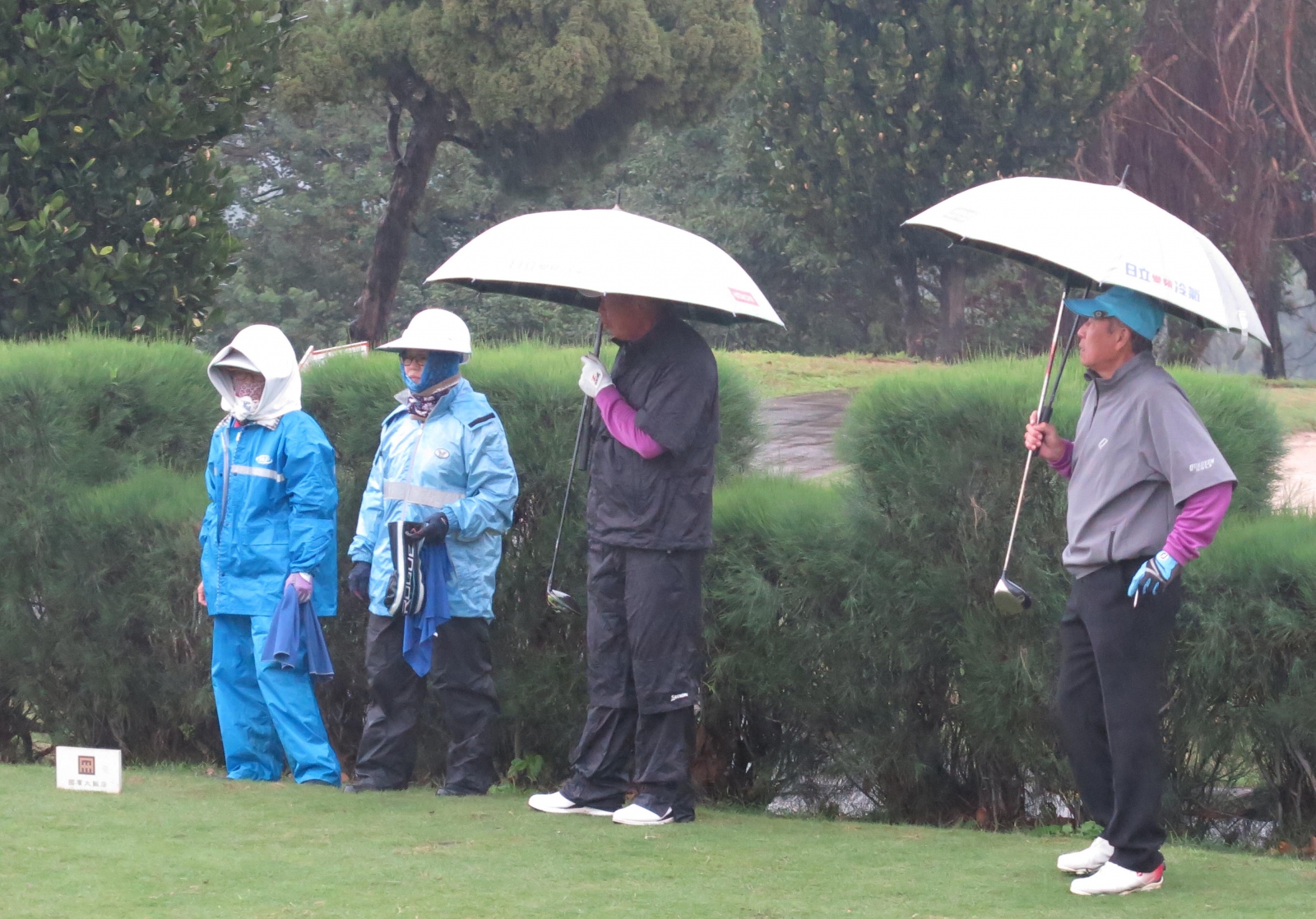 第二回合在低溫的雨中進行，領先組鍾春興(右二)和林吉祥穿上雨衣雨褲撐傘辛苦完成第二回合賽程。