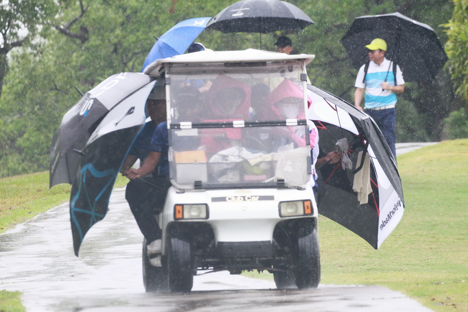 梅雨鋒面今起大舉壓境南台灣，選手在大雨中進行比賽