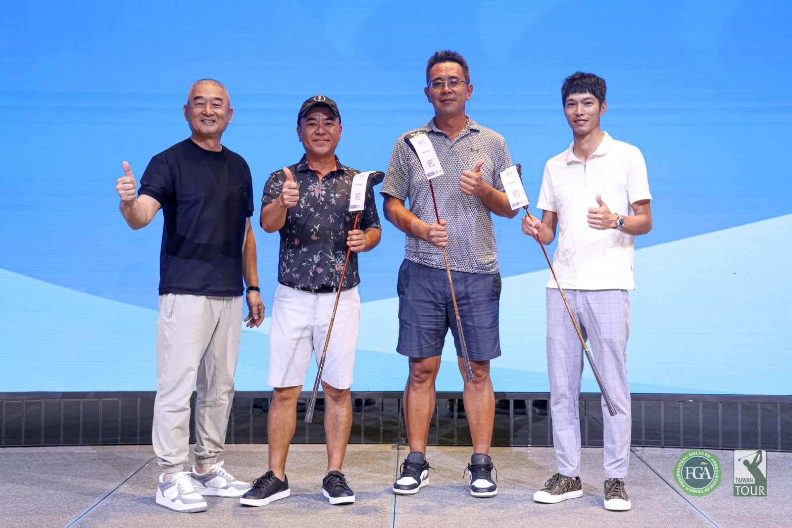 頂粵吉品董事江青龍(左一)頒發職業業餘配對賽團體冠軍給職業選手張緯綸同組貴賓(TPGA_林聖凱攝)