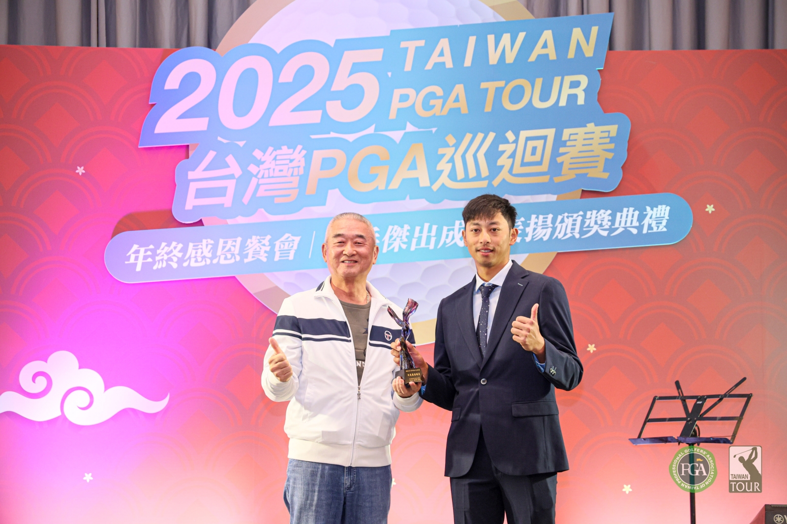 頂粵吉品董事長江青龍(左)頒發年度最佳球員獎盃給王偉軒(TPGA_林聖凱攝影)