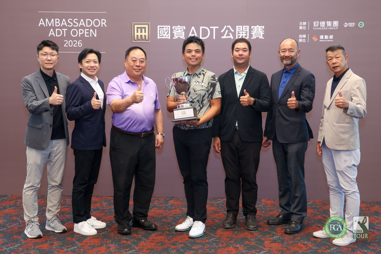 頒獎典禮貴賓和冠軍選手洪健堯(中)合影(TPGA_林聖凱攝影)