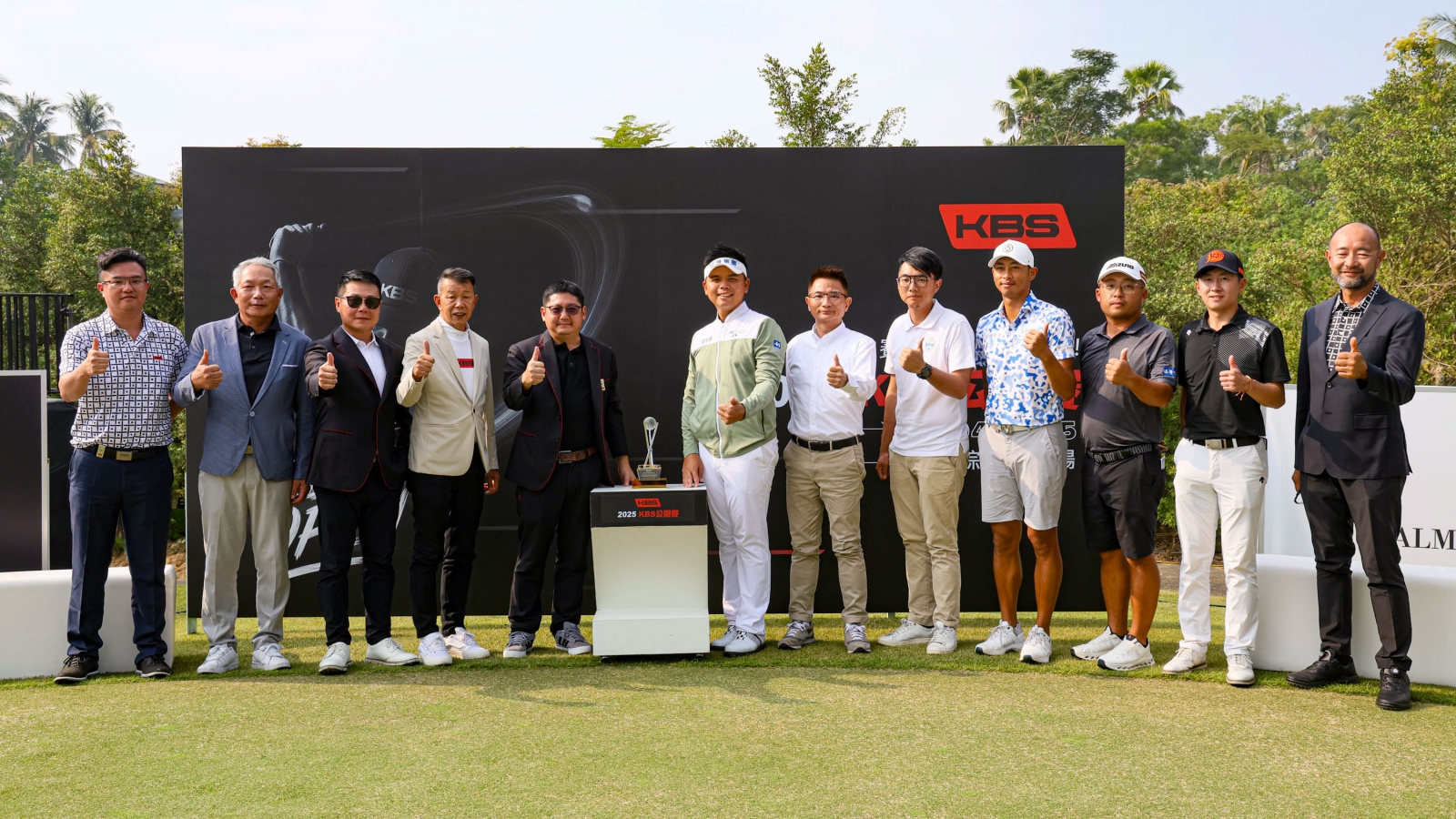 頒獎典禮貴賓和前三名選手合影(KBS公開賽提供)