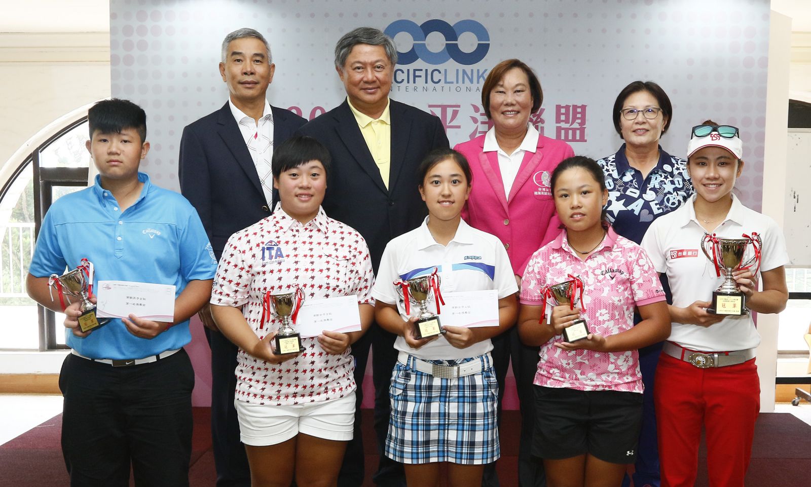 頒獎嘉賓及各組優勝球員合影。圖後排左起：台灣高爾夫俱樂部總經理謝玉樹、太平洋聯盟台灣總經理廖國智、台灣女子職業高爾夫協會理事長劉依貞、CRC長期醫療照護聯盟創辦人張維庭。前排左起：業餘男子B組葉佳胤、業餘女子B組周翊庭、業餘女子A組鄭熙叡、業餘C組盧芊卉、職業組張瑄屏。