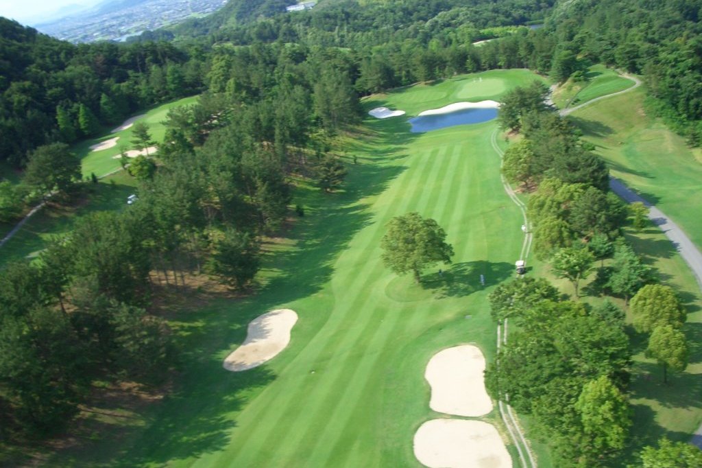 高松Grand鄉村俱樂部位於讚岐平原中央的丘陵式球場，腹地寬闊、起伏和緩，以讚岐百景之一的「嶽山」為背景。36洞球道「冰上」及「鹿庭」穿梭於松林之間，兼具壯闊和纖細的香川之美，以及深度的戰略思考，出自日本名設計師富澤誠造之手。