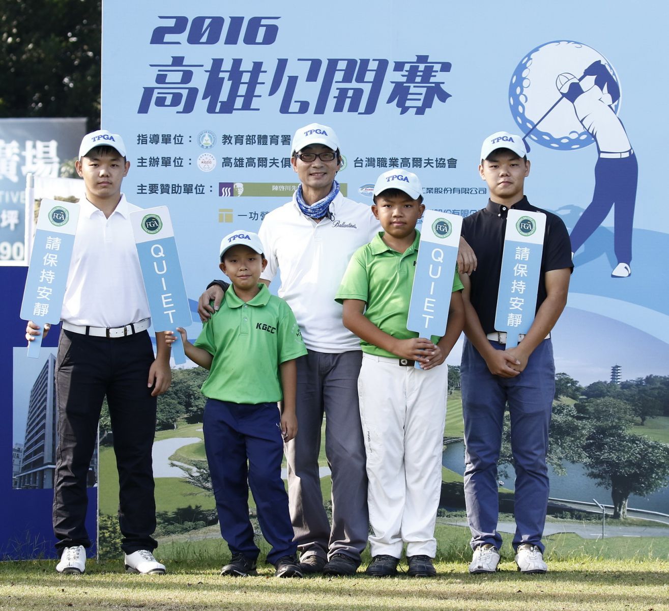 高雄球場今天出動21位培訓選手擔任比賽志工，最小的是小學三年級學生