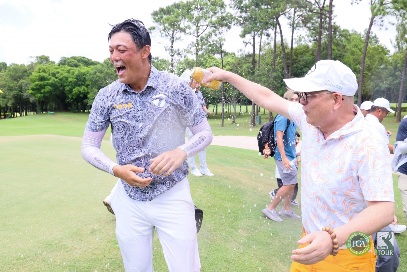 黃議增拿下台巡賽首冠，黃爸爸開心潑啤酒慶祝(TPGA_林聖凱攝影)