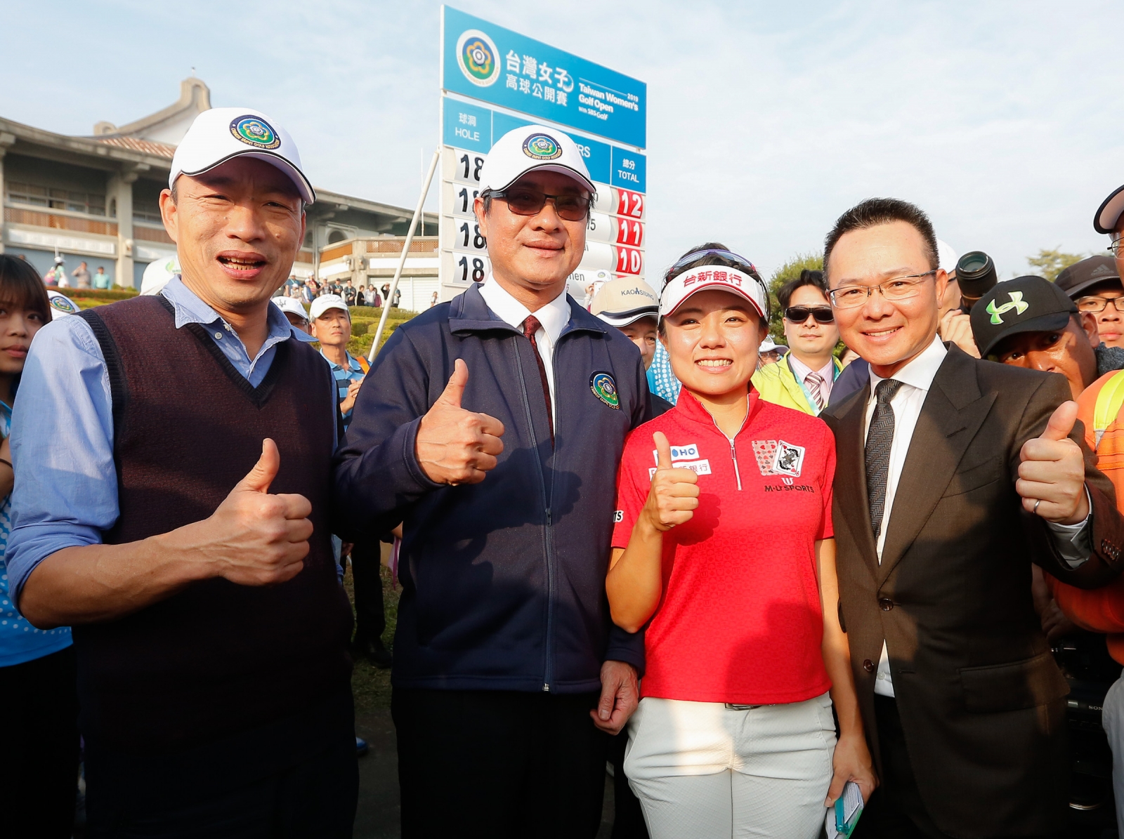 (左起)高雄市長韓國瑜、立法院長蘇嘉全、蘇嘉全於屏東縣長任內培養的蔡佩穎、中華高協理事長王政松。(葉勇宏攝)