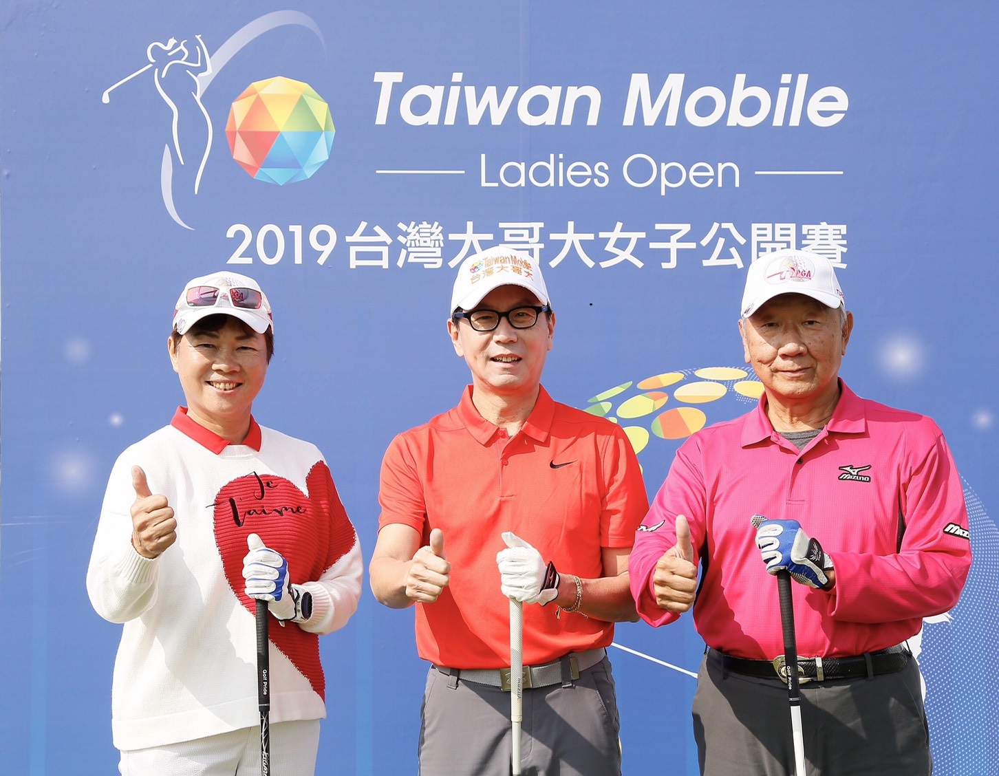 (左起)TLPGA理事長鄭美琦、台灣大哥大董事長蔡明忠與東華高爾夫俱樂部總經理張歐誠，開球典禮前翹起大拇指為比賽「按讚」