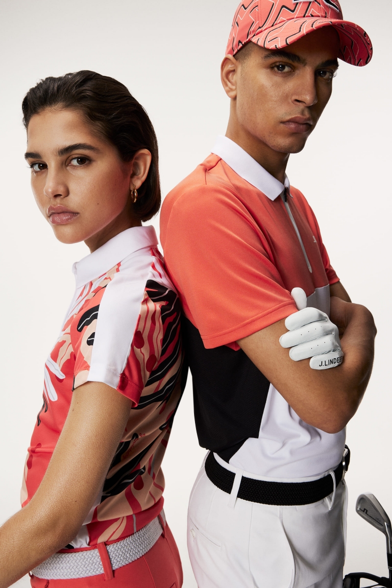 (左)女模特身穿野獸畫派滿版印花Polo(熾熱橘)、(右)男模特身穿全效運動機能Polo