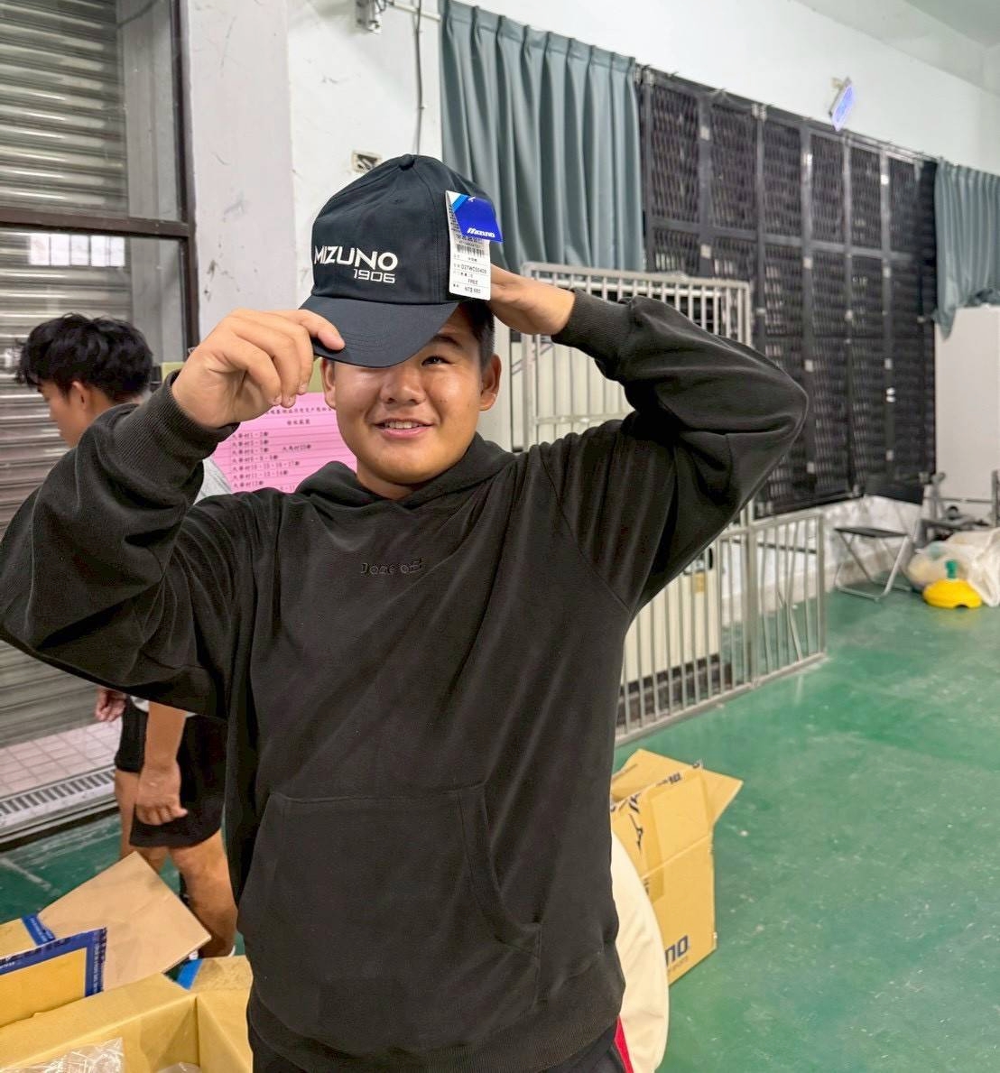 光復商工軟式網球隊獲得球鞋帽子等物資。