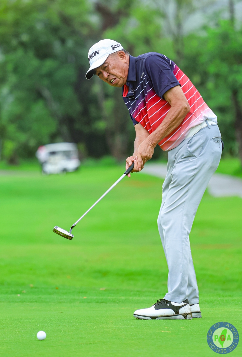 70歲鍾春興打出69桿(-3)的同齡同桿獎(陳文欣攝影) 