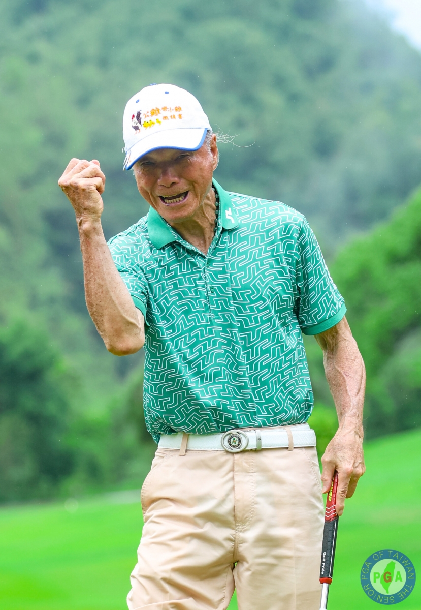 高齡85歲的謝敏男交出77桿(+5)低於年齡桿數得同齡同桿獎(陳文欣攝影) 