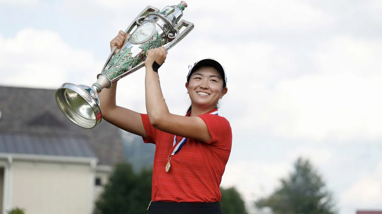 上屆冠軍美國球員張斯洋(Rose Zhang)與大會獎盃。她今年仍有參賽，但止於比桿賽；目前她就讀史丹佛大學一年級，女子業餘排名仍高居世界第一。(Kathryn Riley/USGA)