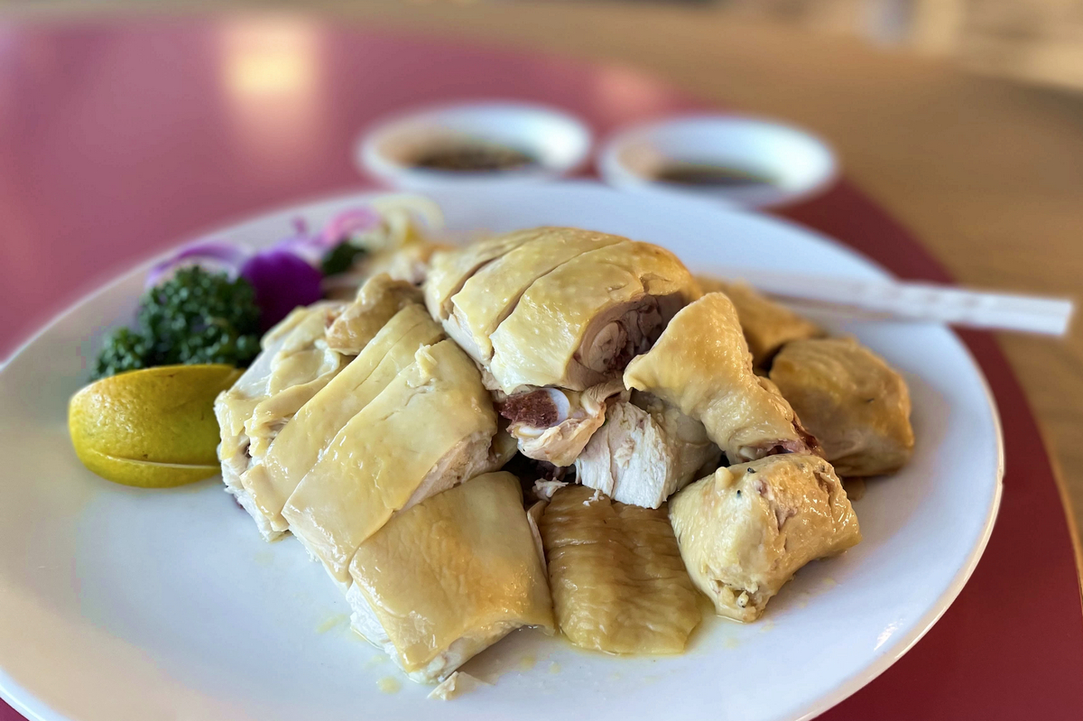 寶山球場餐廳經過總支配人林瑞彬多次試菜、調整，品質已有顯著提升；圖為在地特色土雞料理。