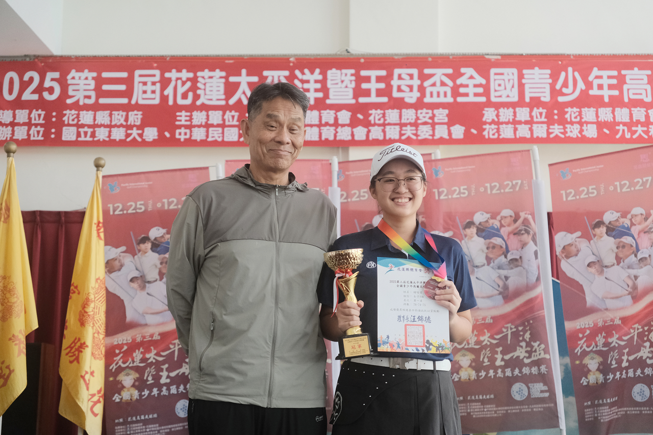 大力支持地方發展高爾夫的國立東華大學校長徐輝明校長（左〉，與花蓮自己培養的球員楊喻棠（右〉。