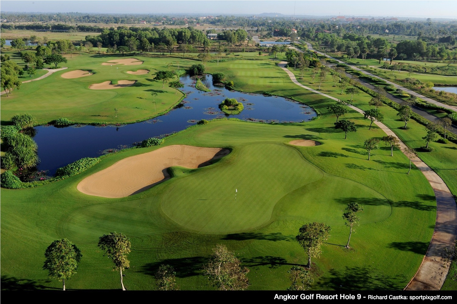 由世界球王佛度(Nick Faldo)所設計的吳哥高爾夫俱樂部，被譽為是東南亞最好的球場。