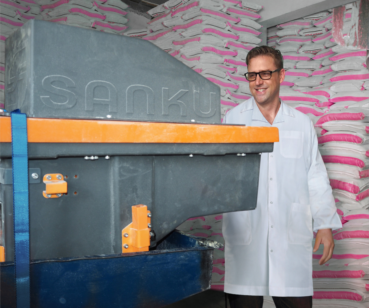 來自美國的菲力克斯•布魯克斯-邱契(Felix Brooks_church)，為農村麵粉廠配備「營養增量機」，在主食中添加關鍵的微量營養素，以此解決坦尚尼亞的營養不良問題。 ©Rolex_Leah Kidd