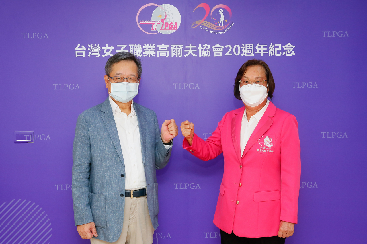 TLPGA贊助之友會發起人黃日燦(圖左)，與TLPGA理事長劉依貞。