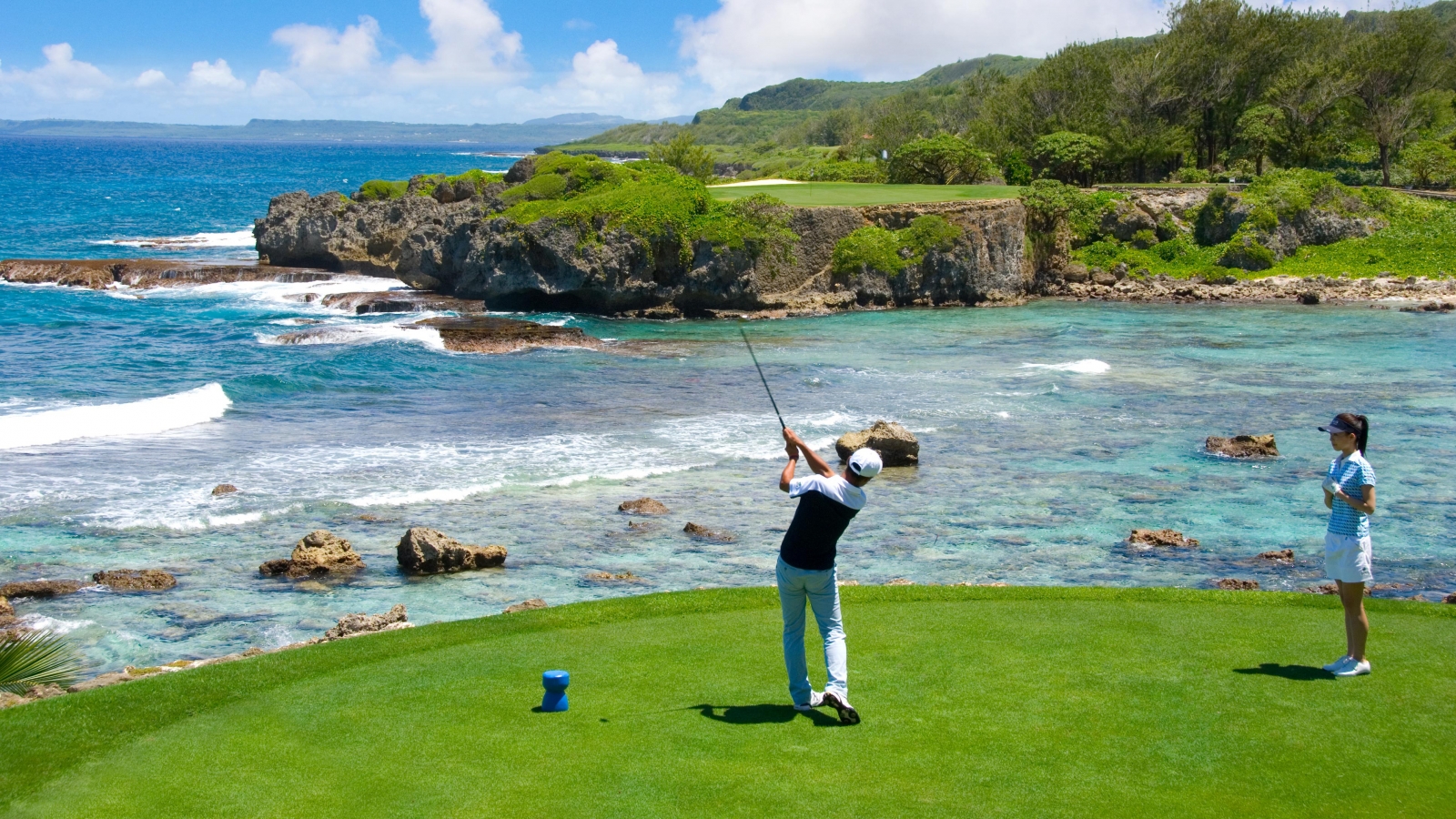 Onward Mangilao Golf Club：曼吉羅球場位於關島東部，出自近20年來在亞太地區獨領風騷的知名設計師Robin Nelson之手，18洞總長6,904碼，數個球道沿海岸邊興建，擁有極佳的景緻與充滿挑戰的球道，是令關島揚名國際的代表性球場。代表洞第12洞為一座孤立在海岸懸崖上的島型果嶺，中間隔著深邃的海洋。藍梯180碼、白梯160碼的距離，加上海風的吹襲以及視覺上的挑戰，大幅增加擊球的難度，100位挑戰者中僅有約10人能順利On上果嶺。成功征服此洞將是您高球生涯中深值自豪的一項壯舉。