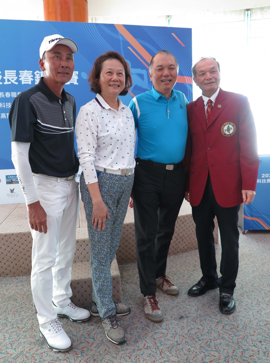 左起：陳志忠、益登科技董事長曾禹旖和夫人、謝敏男選手。