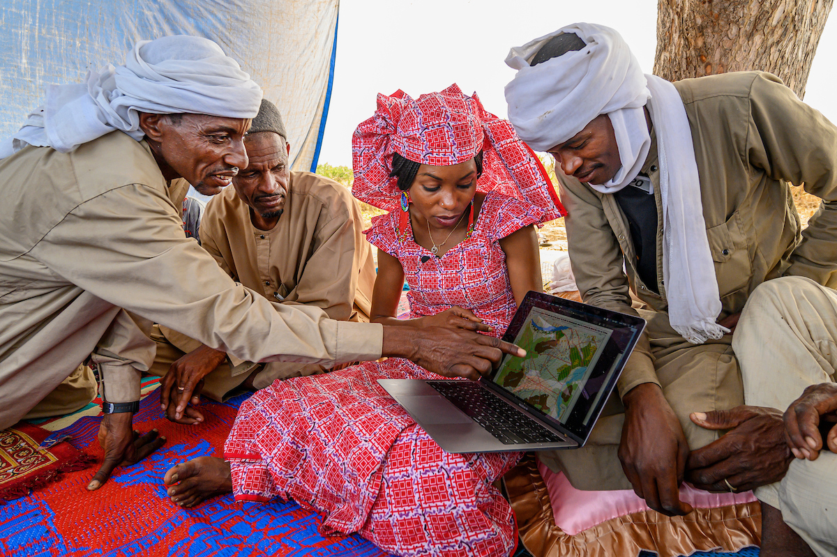 來自查德的軒杜•奧馬魯•伊布拉欣(Hindou Oumarou Ibrahim)，利用原住民的傳統知識繪製自然資源地圖，並防止因氣候變化發生的衝突。 ©Ami Vitale