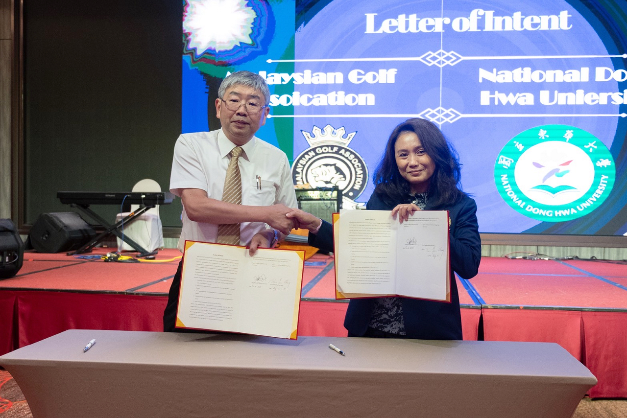 國立東華大學副校長張文彥(左)與馬來西亞高爾夫協會執行副總伊斯邁(Sara lsmail, 右)於2025年8月11日新南向台灣青少年高爾夫錦標賽期間簽定合作意向書。