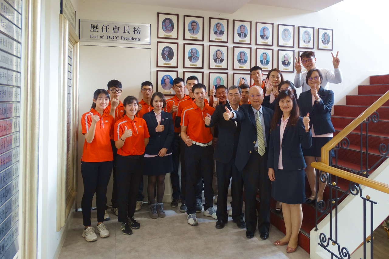 三年來，台灣高爾夫俱樂部的經營階層與員工發展出水乳交融的關係，促成服務品質提升；圖為慶祝創立100 年歷任會長牆揭幕儀式。