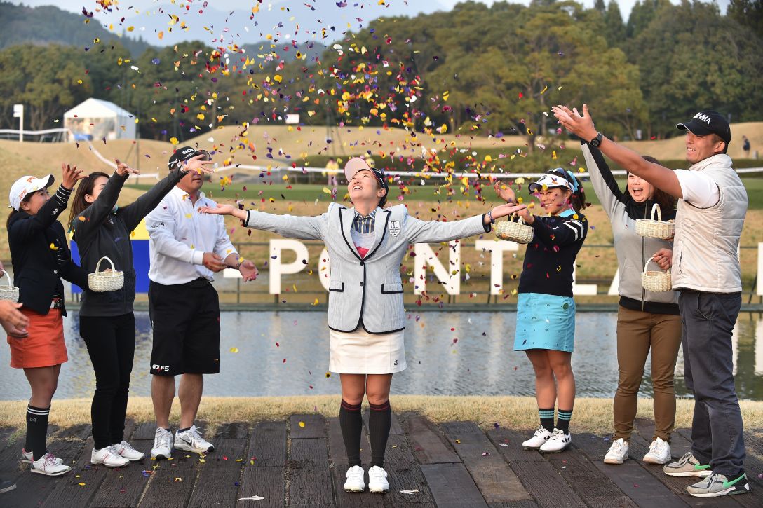 若木高爾夫球場曾舉辦日本LPGA巡迴賽T-Point女子公開賽，圖為2015年冠軍球員飯島茜。