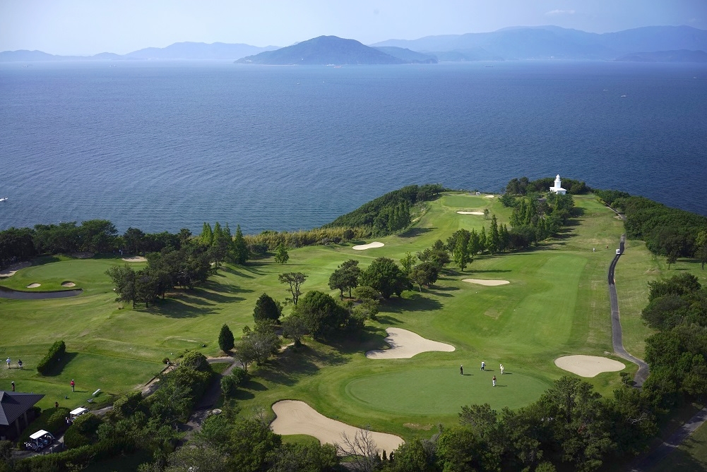 志度鄉村俱樂部擁有無敵的海景，為四國必打球場。