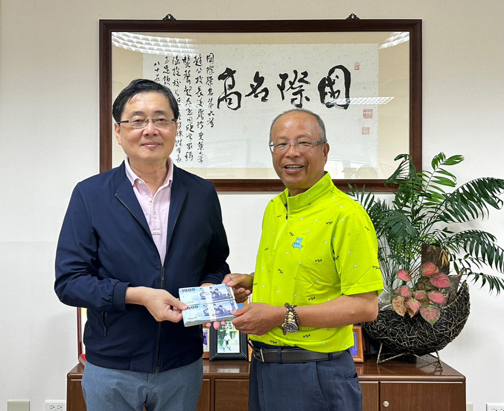 富敦建設董事長林玉富（右） 2023年響應時任國立東華大學校長趙涵㨗（左）推廣高球號召，慨捐20萬台幣做為比賽費用。（大專體總高球委員會提供）