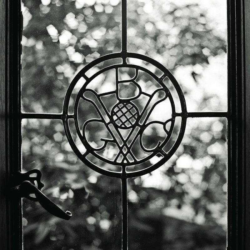 鑲嵌俱樂部標誌的鉛玻璃窗。