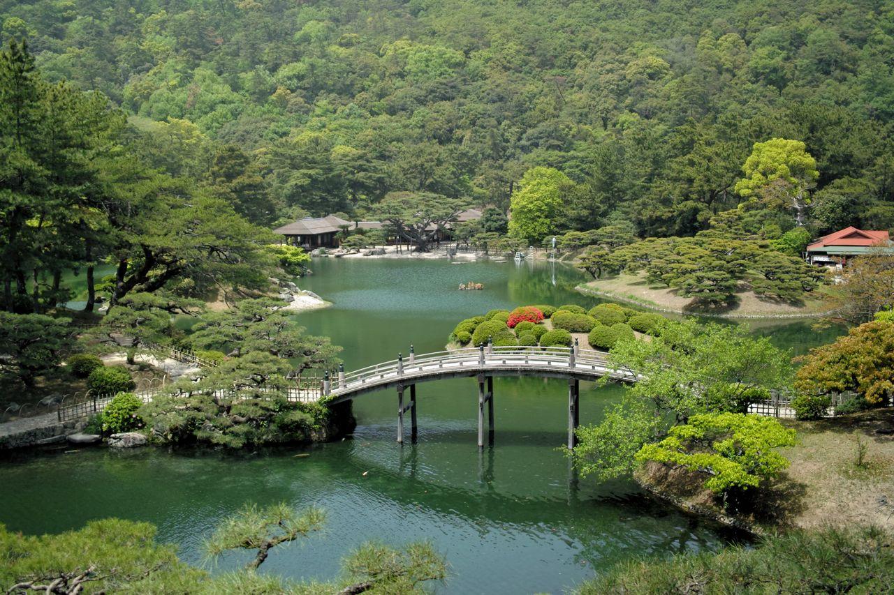 栗林公園是日本四國地方最著名的庭院，號稱一步一景，總面積約75公頃，四季呈現不風貌，可與三大名園媲美，從日本江戶時期就一直聞名至今。