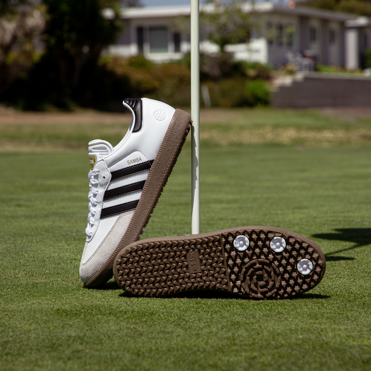 Samba OG Golf的中底額外增加EVA緩衝材料，大底則採用高耐磨adiWEAR無釘系統搭配前掌區域的爪釘設計，帶來出色抓地力與舒適.