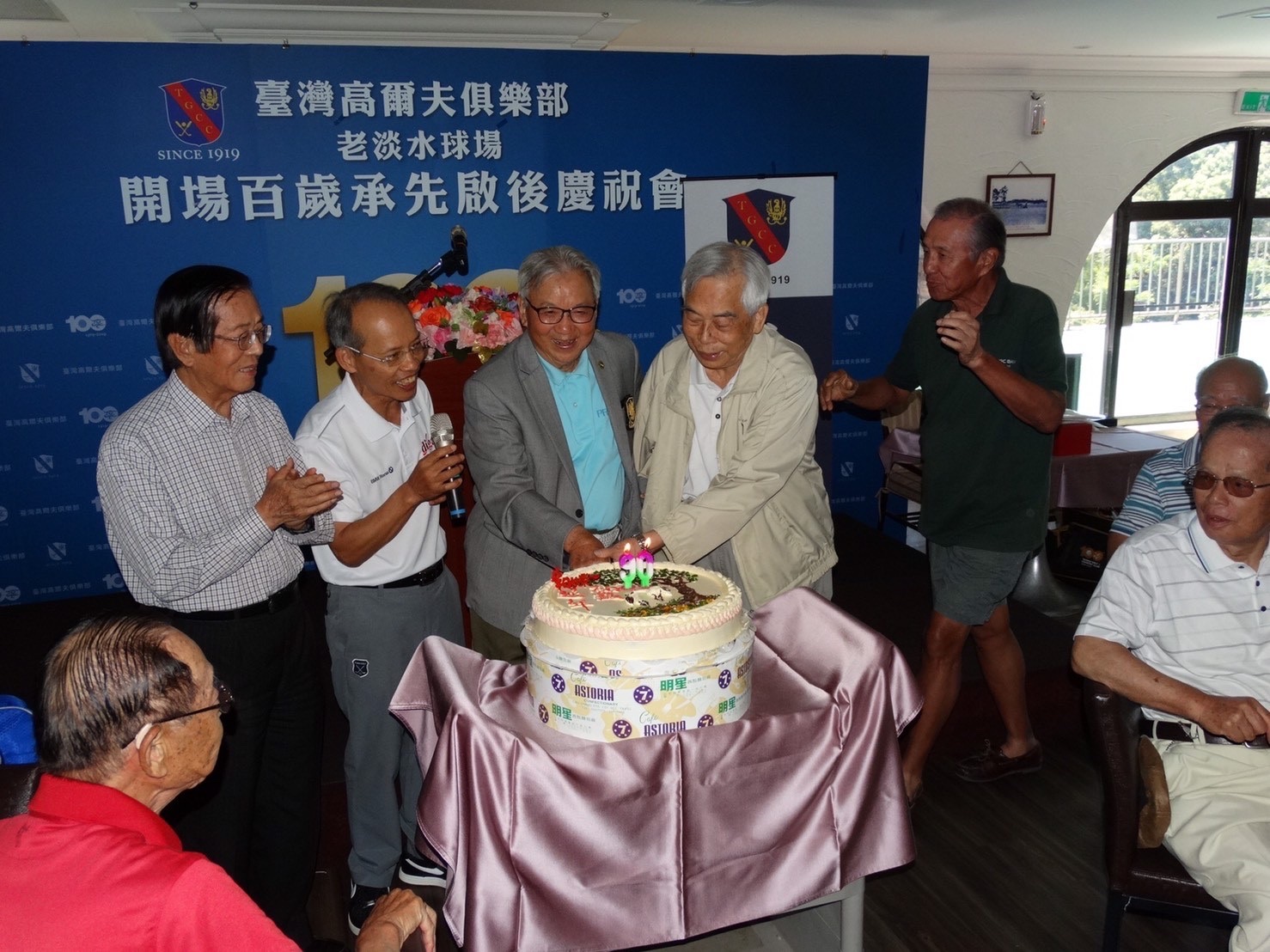 值得慶賀的一刻！外交老兵球隊兩位90歲的壽星：林尊賢大使、涂秀雄大使共同切下生日蛋糕