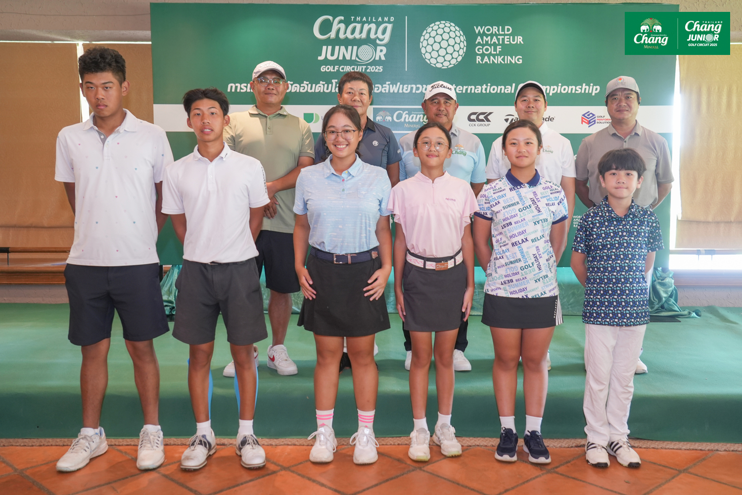 我國代表隊一行與大會人員，前排左起：楊柏韋、田佾弘、楊喻棠、楊喻丞、魏毓彤、黃楷翔，後排左起：花蓮縣高爾夫委員會委員兼選訓小組副組長楊志剛、中華高協副理事長鄭美琦、大會賽務總監Vuthirut Manee-in、泰國飲料集團(ThaiBev)高層暨本賽事專案經理Pattalit Thanomsing、花蓮縣體育會高爾夫委員會兼裁判組黃智鴻。