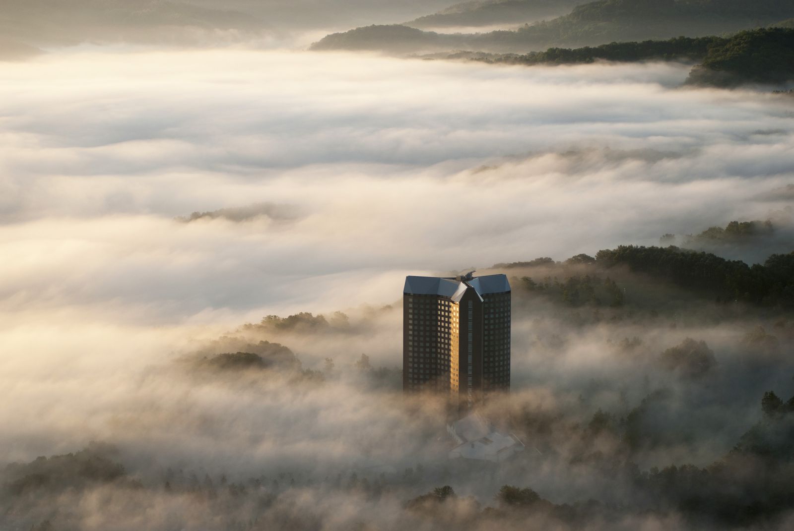 清晨，雲霧繚繞的北海道留壽都鄉村俱樂部