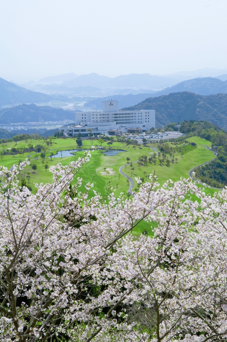 J's日南渡假飯店緊鄰宮崎著名賞櫻景點花立公園。園區廣達20公頃，種10,000株染井吉野櫻與山櫻花，天氣晴朗時更可遠望太平洋。