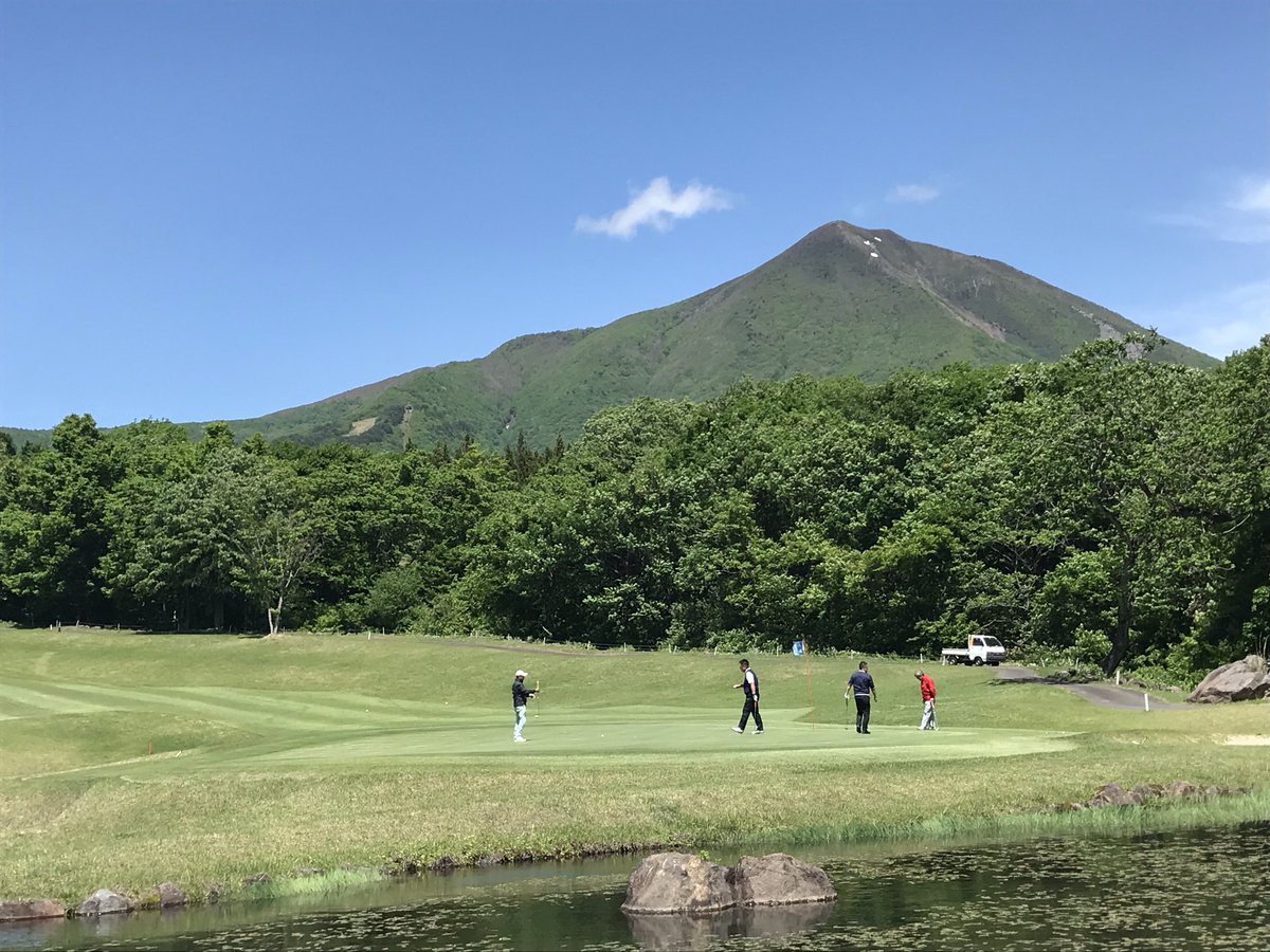 近年日本長春女子巡迴賽場地，位於福島縣南部的白河市郊外，遠離塵囂，舉目所見皆是綠意盎然，讓心情格外放鬆。儘管難度已在全東北數一數二，但球道仍持續改造中，不同時間來打都能擁有絕佳的享受。