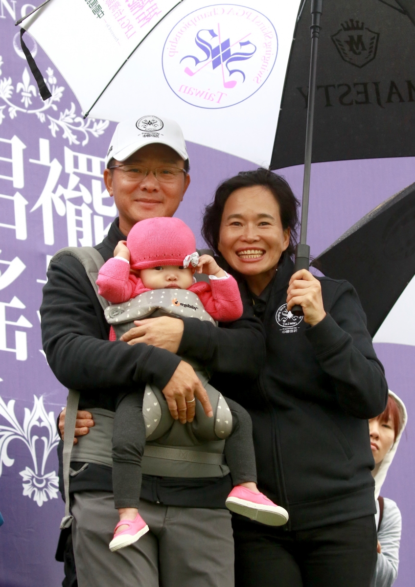 裙襬搖搖高爾夫基金會會長王政松與執行長邱鳳玉帶著女兒一起現身大賽現場。