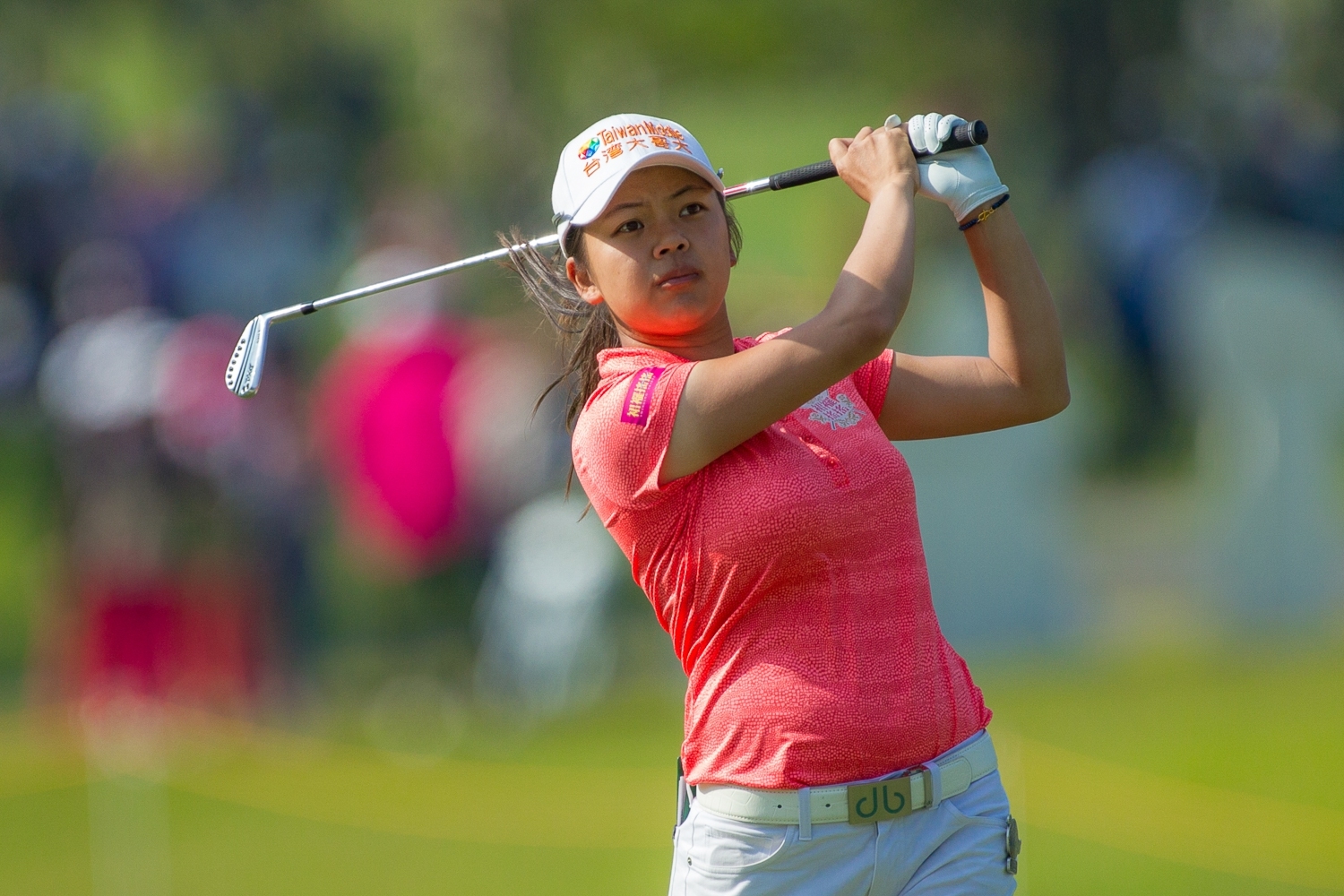 徐薇淩7歲開始接觸高爾夫球、9歲就拿下宏碁季賽冠軍。剛過24歲生日的她，自2015年賽季開始在LPGA發展，今年表現亮眼，年初在巴哈馬LPGA精英賽拿到第二名，五月間美國女子公開賽並列第五。