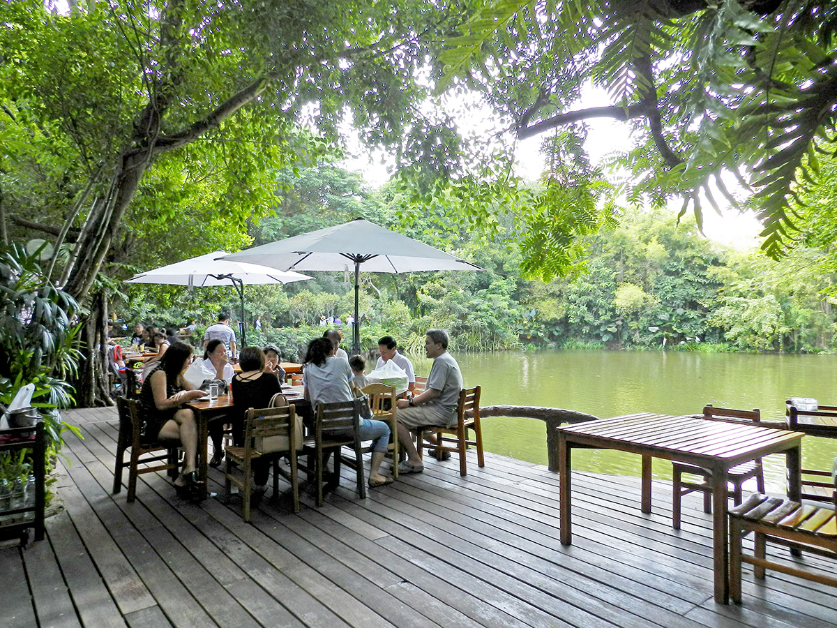 特別安排黑森林餐廳用餐 (自費)