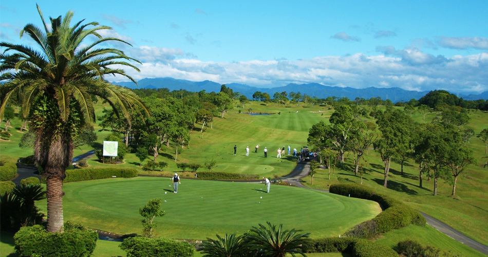 Hibiscus高爾夫俱樂部 ★ 自1998至2002年間是日本LPGA《巡迴錦標賽》的場地。球場座落於廣闊的丘陵地上，向東眺望日向海岸、向西可眺望霧島火山群，距離長、障礙多，沙坑的位置都位於關鍵地帶，考驗你的實力，球洞充滿變化，有的必須越過山谷，有的必須越過水塘，是個可以充分享受擊球趣的錦標級場地。球場的命名”Hibiscus”是一種很常見的庭園灌木花種「木槿」之意。