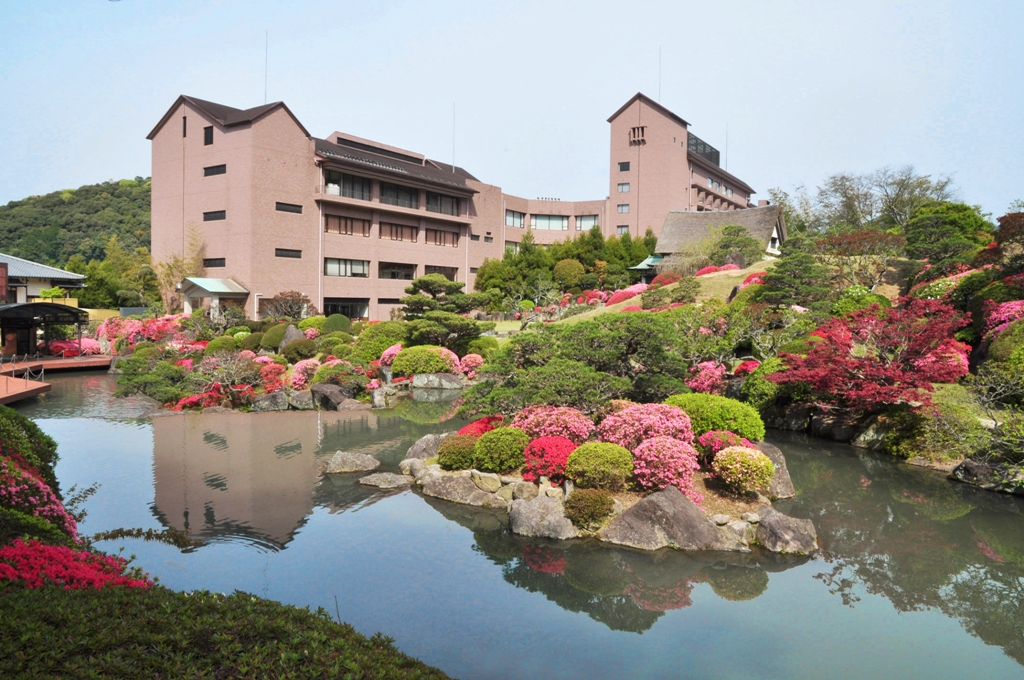 武雄世紀飯店坐落於一個廣大的日式庭園內，隨四季的變化展現著不同面貌。